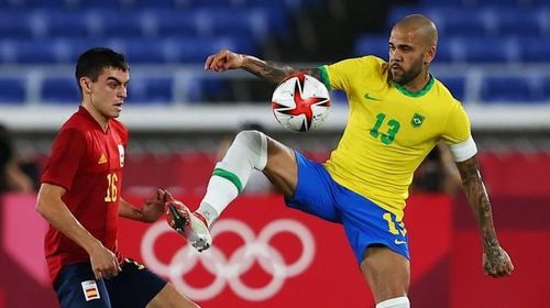 Ở tuổi 38, hậu vệ Dani Alves vẫn rất dẻo dai
