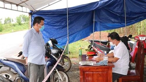 Lượng chức năng kiểm tra người và phương tiện tại chốt số 6 giữa thị xã Phước Long và huyện Bù Gia Mập, tỉnh Bình Phước. (Ảnh: K GƯỈH/TTXVN)
