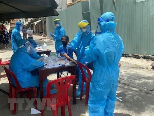 Lấy mẫu xét nghiệm COVID-19 ở Cần Thơ. (Nguồn: TTXVN)
