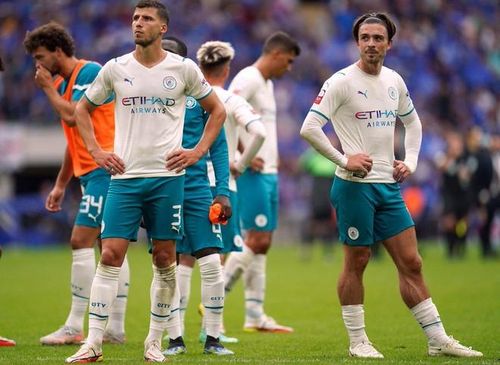 Jack Grealish (phải) và đồng đội mới bất lực trước Leicester