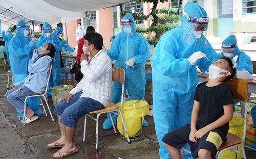 Lấy mẫu xét nghiệm Covid-19 cho người dân phường Thái Hòa, thị xã Tân Uyên (Bình Dương). Ảnh: MINH DUY