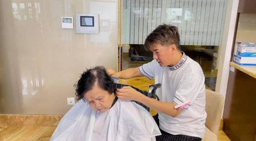 Sau những sóng gió, mối quan hệ của Mr Đàm và mẹ cũng đã tốt đẹp hơn. Anh chăm sóc mẹ từ những việc nhỏ nhất.