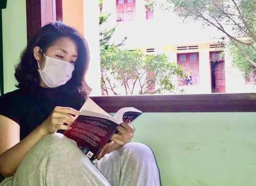 Sách là nguồn vui của chị Tô Hồng Phúc (thị trấn Phú Túc, huyện Krông Pa) trong thời gian thực hiện cách ly tập trung (ảnh nhân vật cung cấp).