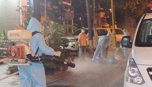 Lực lượng chức năng phun khử khuẩn nơi có ca mắc Covid-19 ở Bình Dương. Ảnh: Thanh Kiều.