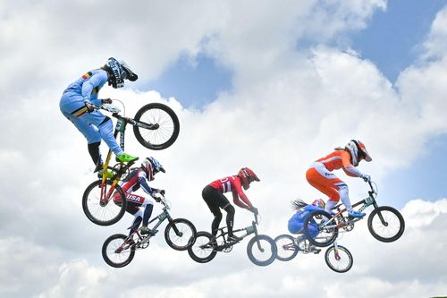 Các vận động viên xe đạp BMX thi đấu nội dung tứ kết nữ. (Ảnh: Getty Images) 