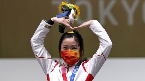 Nữ xạ thủ Yang Qian của Trung Quốc giành huy chương vàng đầu tiên tại kỳ Thế vận hội này, sau khi về nhất ở nội dung súng trường hơi 10m trong ngày thi đấu chính thức đầu tiên của đại hội hôm 24/7. (Ảnh: Reuters) 