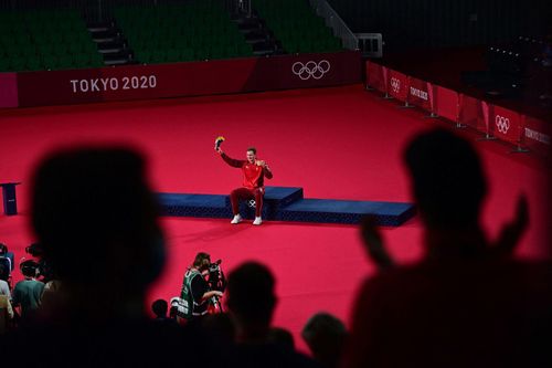 Viktor Axelsen của Đan Mạch giành huy chương vàng đơn nam cầu lông, trở thành tay vợt đầu tiên không đến từ châu Á giành huy chương vàng Olympic nội dung này trong hơn 20 năm. (Ảnh: Getty Images) 