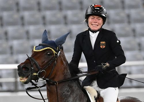 Annika Schleu (Đức) lâm vào tình thế dở khóc dở cười khi chú ngựa Saint Boy của cô nhất quyết không chịu nhảy qua rào ở phần thi đua ngựa, một nội dung trong môn năm môn phối hợp hiện đại. Kết quả này khiến hy vọng giành huy chương của Schleu tan biến, dù đang dẫn đầu sau hai phần thi. (Ảnh: Getty Images) 