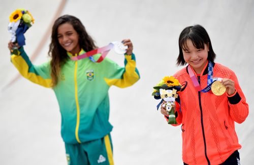 Rayssa Leal (trái) của Brazil và Momiji Nishiya (Nhật Bản) là hai trong số những vận động viên trẻ nhất lịch sử từng giành huy chương Olympic. Nishiya giành vàng ở nội dung trượt ván đường phố nữ khi mới 13 tuổi, trong khi Leal giành huy chương bạc cũng mới chỉ 13 tuổi. (Ảnh: Reuters) 