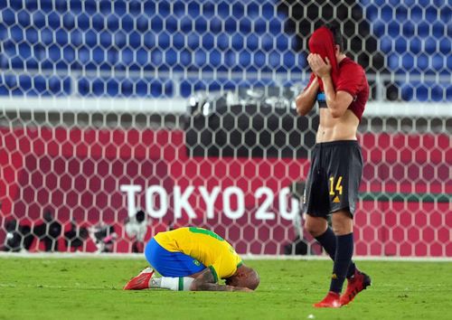 Hậu vệ người Brazil, Dani Alves (trái) ăn mừng trong khi và tiền vệ Tây Ban Nha, Carlos Soler thất vọng sau khi chứng kiến Brazil đánh bại Tây Ban Nha 2-1 trong trận tranh huy chương vàng bóng đá nam. Brazil là đội nam thứ 5 trong lịch sử bảo vệ thành công chức vô địch tại Thế vận hội. (Ảnh: USA Today Sports) 