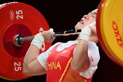 Một trong những kỷ lục Olympic mới đầu tiên được thiết lập ngay trong ngày thi đấu 24/7. Nữ đô cử Trung Quốc, Hou Zhihui lập kỷ lục Olympic ở hạng cân 49kg, nâng 94 kg ở nội dung cử giật và 116kg cử đẩy. (Ảnh: Getty Images) 
