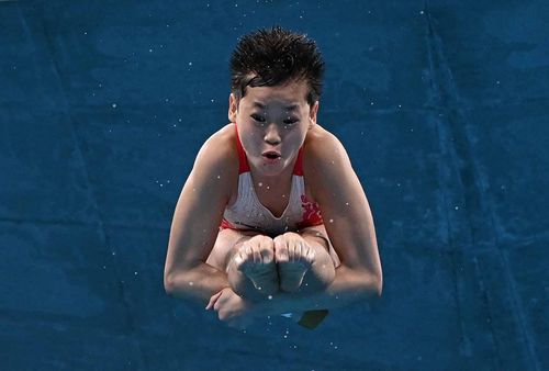 Quan Hongchan (Trung Quốc) 14 tuổi trở thành vận động viên nhảy cầu nữ trẻ thứ 2 trong lịch sử từng giành huy chương vàng nội dung 10m cầu cứng, với hai cú nhảy đều đem về những điểm 10 tuyệt đối. (Ảnh: Getty Images) 