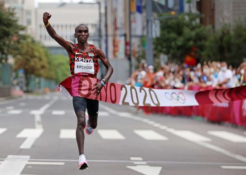 Huyền thoại marathon Eliud Kipchoge của Kenya bảo vệ thành công tấm huy chương vàng trên đường chạy marathon nam. (Ảnh: Getty Images) 