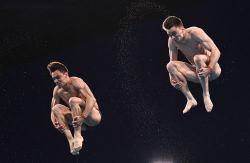 Tom Daley (trái) và Matty Lee giành huy chương vàng cho Anh ở nội dung 10m cầu cứng đôi nam. (Ảnh: Getty Images) 