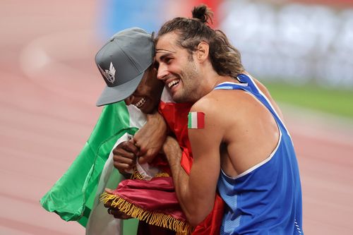 Hai người bạn thân Mutaz Essa Barshim của Qatar (trái) và Gianmarco Tamberi (Italia) cùng chia sẻ tấm huy chương vàng nhảy cao nam, một sự kiện hiếm hoi tại Olympic. Cả hai đồng ý cùng nhận huy chương vàng sau khi đều vượt qua mốc 2,37m nhưng không thành công ở mức 2,39m. (Ảnh: Reuters) 