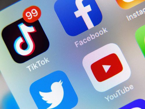 Tiktok trở thành đối thủ đáng gờm của Facebook trong 3 năm gần đây (Ảnh The Economic Times)