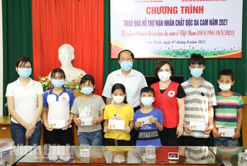 Hội Bảo trợ trẻ em Việt Nam nhiễm dioxin tại Pháp tặng quà nạn nhân chất độc da cam trên địa bàn tỉnh.