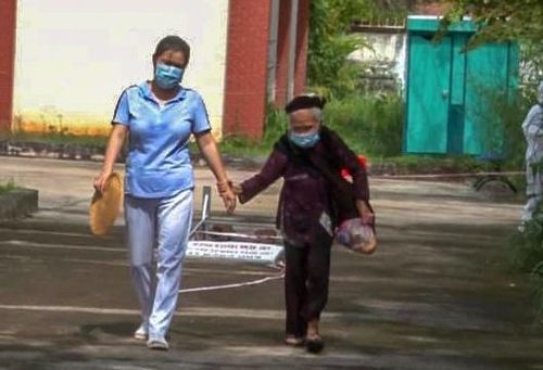 Cụ H.T.M. trong ngày xuất viện. Ảnh: Trung tâm Y tế huyện Hơn Quản.