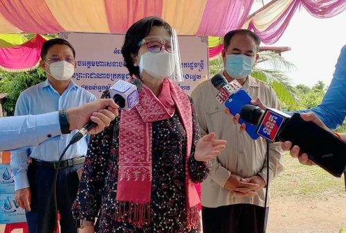 Quốc vụ khanh Bộ Y tế Campuchia Or Vandine cảnh báo về sự lây lan của biến thể SAR-CoV-2 chủng Delta. (Ảnh: Fresh News)