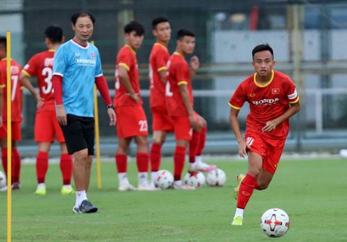  Sau khi hoàn thành nhiệm vụ ở U22 Việt Nam, HLV Kim Han-yoon sẽ lên đội tuyển để hỗ trợ cho ông Park Hang-seo. Thời gian vòng loại U23 châu Á 2022 dự kiến diễn ra từ 27/10 tới 31/10 tại Đài Bắc ở Đài Loan (Trung Quốc). 