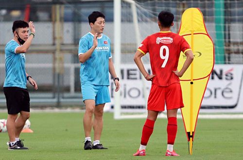  Ban huấn luyện U22 Việt Nam có thêm một gương mặt mới. Đó là trợ lý người Hàn Quốc Park Kyuk-po (giữa). Ông Park Kyuk-po vừa hoàn thành khóa đào tạo HLV bằng B AFC do LĐBĐ Việt Nam tổ chức. Ông thay trợ lý Ngô Tuấn Vinh không thể lên tập trung. 