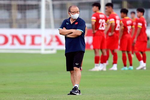  Vị khách bất ngờ trong buổi tập hôm nay là ông Park Hang-seo. Đội tuyển Việt Nam được nghỉ phục hồi trong chiều cùng ngày nên ông Park ra "dự thính" đội trẻ do HLV Kim Han-yoon chỉ dạo. 