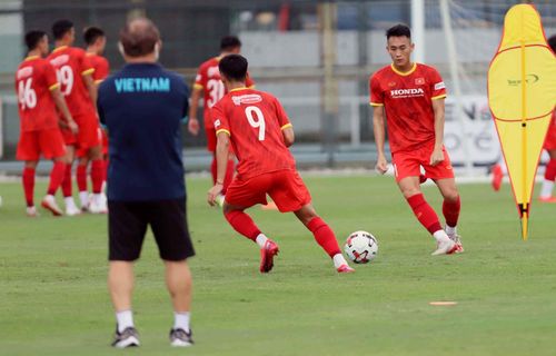  Ông Park chỉ đứng từ xa quan sát vì theo phân công của ông, HLV Kim sẽ chịu trách nhiệm huấn luyện còn mình tập trung chính cho đội lớn trước vòng loại World Cup 2022. 