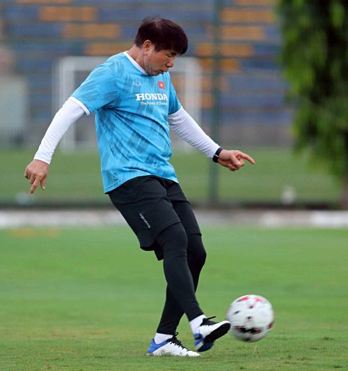  HLV thủ môn Kim Hyun-tae có buổi làm việc đầu tiên trong đợt tập trung này khi vừa hoàn thành quy trình cách ly cùng thời điểm với ông Park Hang-seo. 