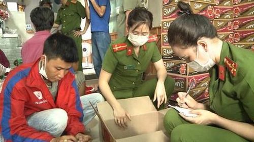Cơ quan công an kiểm tra tại cơ sở sản xuất của 2 đối tượng