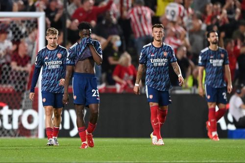  Trên mạng xã hội, CĐV Arsenal so sánh White trông không khác gì Mustafi hay David Luiz trước đây. Tân binh này bị gọi là một gã hề. Người hâm mộ cho rằng Arsenal đã lãng phí 50 triệu bảng trong kỳ chuyển nhượng mùa hè năm nay. 