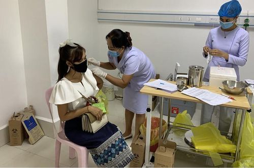 Lào đang đẩy mạnh việc tiêm vaccine ngừa Covid-19 nhằm ngăn chặn dịch bệnh Covid-19 lan trên diện rộng.