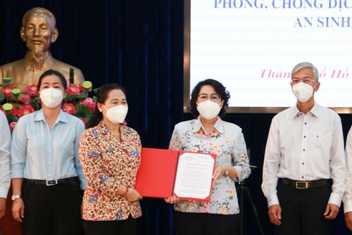  TP.HCM thành lập Trung tâm tiếp nhận, hỗ trợ hàng hóa thiết yếu phục vụ người dân khó khăn bởi dịch Covid-19. Ảnh: Thu Hằng. 