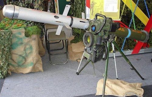 Tên lửa Spike-NLOS của Israel có thể thực hiện nhiều phương pháp dẫn đường; phương pháp đầu tiên là dẫn đường trực tiếp, trắc thủ quan sát mục tiêu qua nguồn cấp dữ liệu video, được truyền trực tiếp từ tên lửa, để lái tên lửa theo kiểu điều khiển máy bay không người lái lao vào mục tiêu.