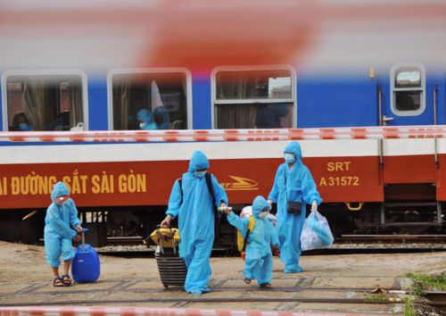 Người dân Quảng Trị xuống ga Đông Hà sau rất nhiều mong đợi - Ảnh: Q.H