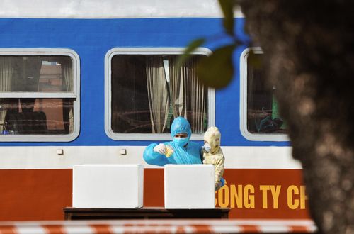 Người dân được “tiếp sức” bằng những thùng nước, sữa được bố trí ở khu vực lối đi - Ảnh: Q.H