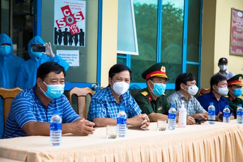Phó Chủ tịch UBND tỉnh Hoàng Nam, Phó Trưởng Ban Thường trực Ban Chỉ đạo phòng, chống COVID-19 tỉnh và đại diện lãnh đạo các sở, ngành liên quan có mặt từ sớm chỉ đạo công tác đón tiếp bà con