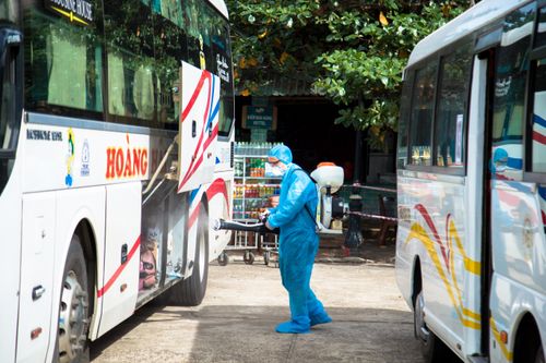 Lực lượng y tế phun khử khuẩn hành lý bà con trước khi di chuyển về cách ly