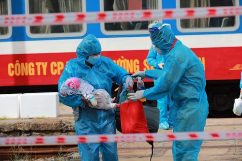 Trường hợp có con nhỏ được các thành viên Ban Chỉ đạo hỗ trợ việc xuống ga