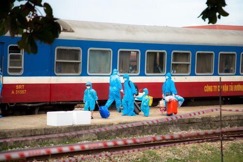 Mọi người xuống tàu rất trật tự và tuân thủ nghiêm ngặt các quy định về phòng chống COVID-19