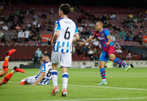  Trước một đối thủ chỉ biết chịu trận, việc Barca ghi thêm bàn chỉ còn là vấn đề thời gian. Phút 59, Alba phối hợp ăn ý với Depay bên cánh trái trước khi căng ngang như đặt để Braithwaite nâng tỷ số lên 3-0. Trước khi lập cú đúp vào lưới Sociedad, Braithwaite đã trải qua thời gian 9 tháng không ghi bàn tại La Liga.