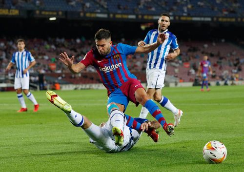  Khát khao ghi bàn là điều CĐV dễ dàng nhận thấy ở các cầu thủ Barca ở trận này. Ngay cả một hậu vệ cánh như Jordi Alba cũng có những khoảnh khắc chơi cá nhân. Phút 50, ngôi sao số 18 băng xuống đối mặt thủ môn. Griezmann liên tục xin bóng nhưng Alba đã quyết định dứt điểm ngay. Tuy nhiên, bóng đi chệch khung thành. 