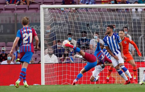 Barca nhanh chóng giành quyền kiểm soát khu vực giữa sân và triển khai lối chơi đầy tốc độ. Griezmann di chuyển khá rộng. Anh cùng Braithwaite, Depay thường xuyên hoán đổi vị trí để khiến hàng thủ đối phương xáo trộn. Ngoài khả năng di chuyển thanh thoát, Griezmann còn cho thấy sự tự tin trong từng pha xử lý và dứt điểm. Chỉ trong 10 phút đầu trận, Barca có 4 cơ hội ngon ăn, một trong số đó là tình huống đánh đầu trúng xà của tiền đạo mang áo số 7.