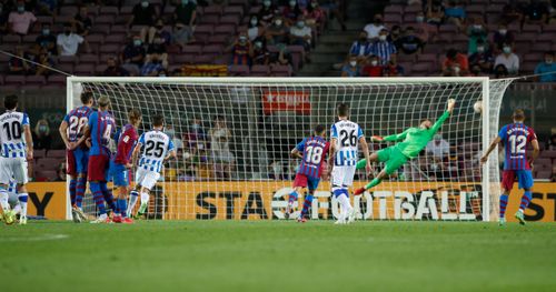  Barca thi đấu chùng xuống ở cuối trận và bất ngờ để thủng lưới 2 lần liên tiếp sau cú sút chéo góc của Julen Lobete ở phút 82 và siêu phẩm đá phạt hàng rào của Mikel Oyarzabal ở phút 85. Tuy nhiên, đây cũng là tất cả những gì đội khác làm được tại Camp Nou. 