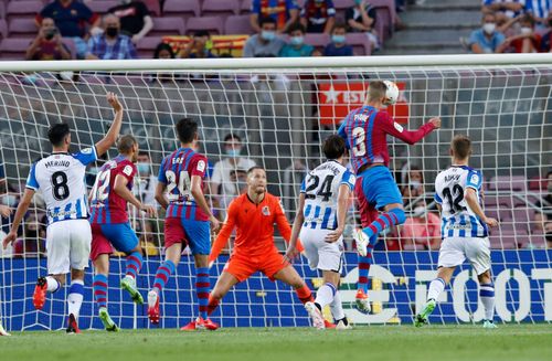  Từ chấm đá phạt chếch bên cánh phải, Depay treo bóng như đặt để Gerard Pique băng vào đánh đầu hạ gục thủ môn Alex Remiro. Trên mạng xã hội, CĐV đùa rằng pha kiến tạo của Depay là món quà cảm ơn Pique. Ngay trước khi mùa giải diễn ra, trung vệ người Tây Ban Nha đã giảm lương xuống mức thấp nhất để đồng đội sinh năm 1995 được đăng ký thi đấu.