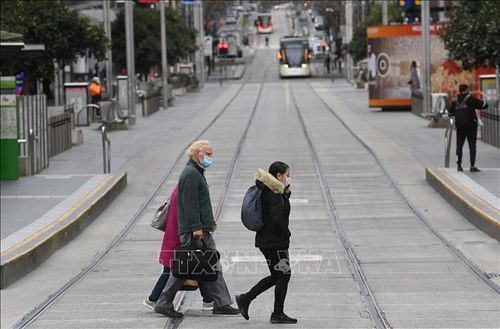 Cảnh vắng vẻ tại một tuyến phố ở Melbourne, bang Victoria, Australia khi biện pháp phong tỏa được gia hạn để phòng chống dịch COVID-19 ngày 11/8/2021. Ảnh: AFP/TTXVN
