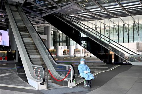 Cảnh vắng vẻ tại một ngân hàng ở Hong Kong, Trung Quốc khi nhà chức trách phát hiện các trường hợp mắc COVID-19, ngày 17/3/2021. Ảnh tư liệu: AFP/TTXVN