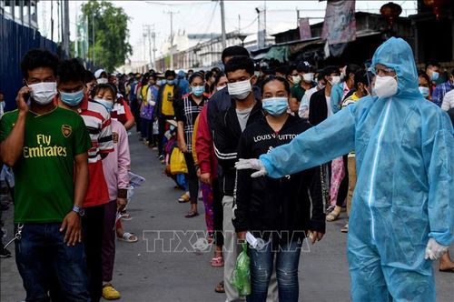 Người dân xếp hàng chờ được tiêm vaccine ngừa COVID-19 tại Phnom Penh, Campuchia. Ảnh: AFP/TTXVN
