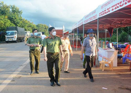 Đại tá Nguyễn Ngọc Sơn-Phó Giám đốc Công an tỉnh kiểm tra công tác phòng-chống dịch Covid-19 tại chốt kiểm soát khu vực cầu 110 (huyện Chư Pưh). Ảnh: Nông Hòa
