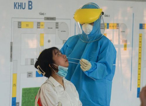 Nhân viên y tế lấy mẫu xét nghiệm cho người dân. Ảnh: Đoàn Nguyên.