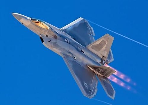 “Trong gần ba thập kỷ, tiêm kích F-15 Eagle được coi là vị vua không thể tranh cãi của bầu trời, cho đến khi chiếc tiêm kích tàng hình F-22 ra mắt và thay thế chiếc F-15, đảm nhiệm chiến đấu cơ chiếm ưu thế trên không mạnh nhất của Không quân Mỹ”, nhà phân tích quốc phòng Kyle Mizokami viết trên National Interest